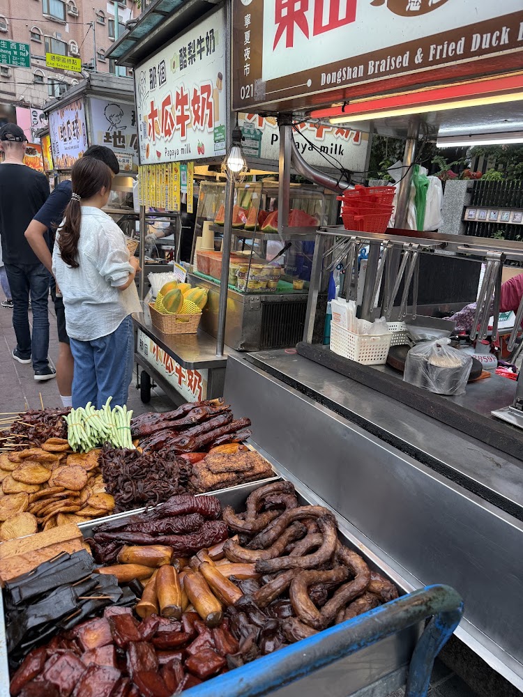 夜市熟食攤位與顧客排隊景象