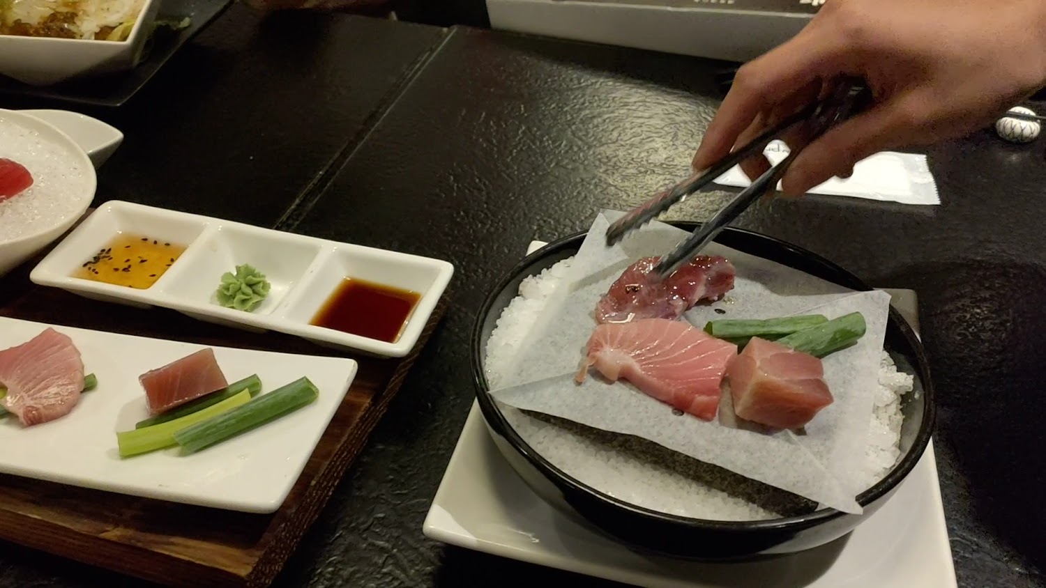 藝奇新日本料理生魚片與佐料擺盤