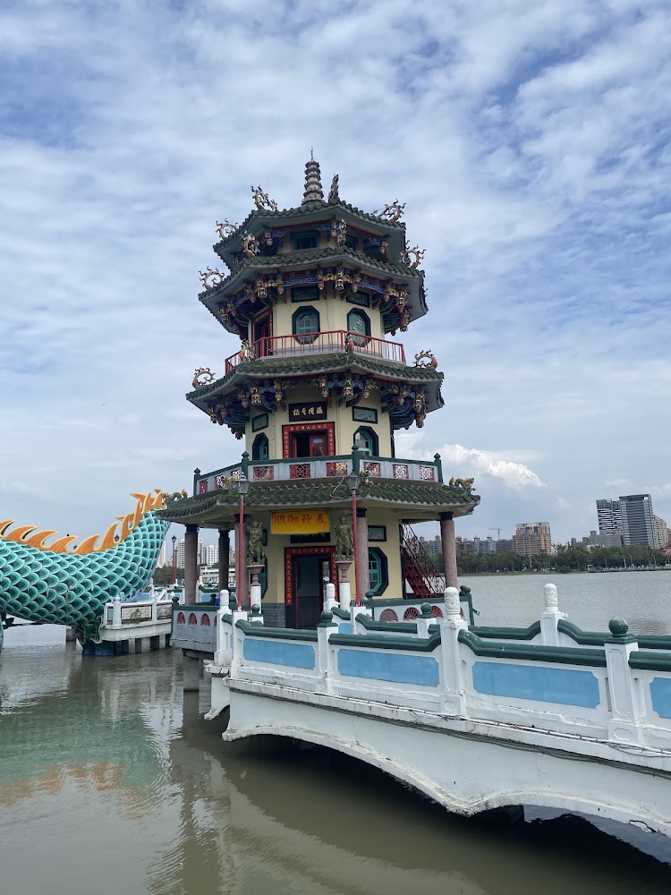 春秋閣與騎龍觀音及龍形隧道
