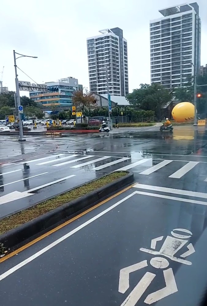 南港濕滑路口與都會街景