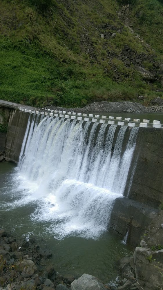 南投水壩洩洪與周邊岩石綠植景觀