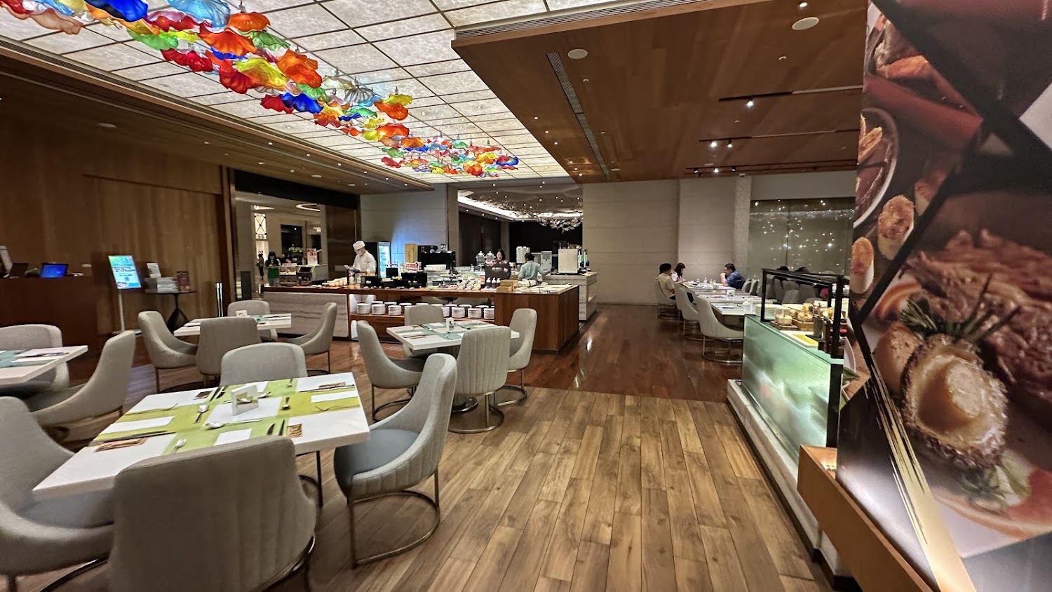 彩匯自助餐廳餐檯與座位照片