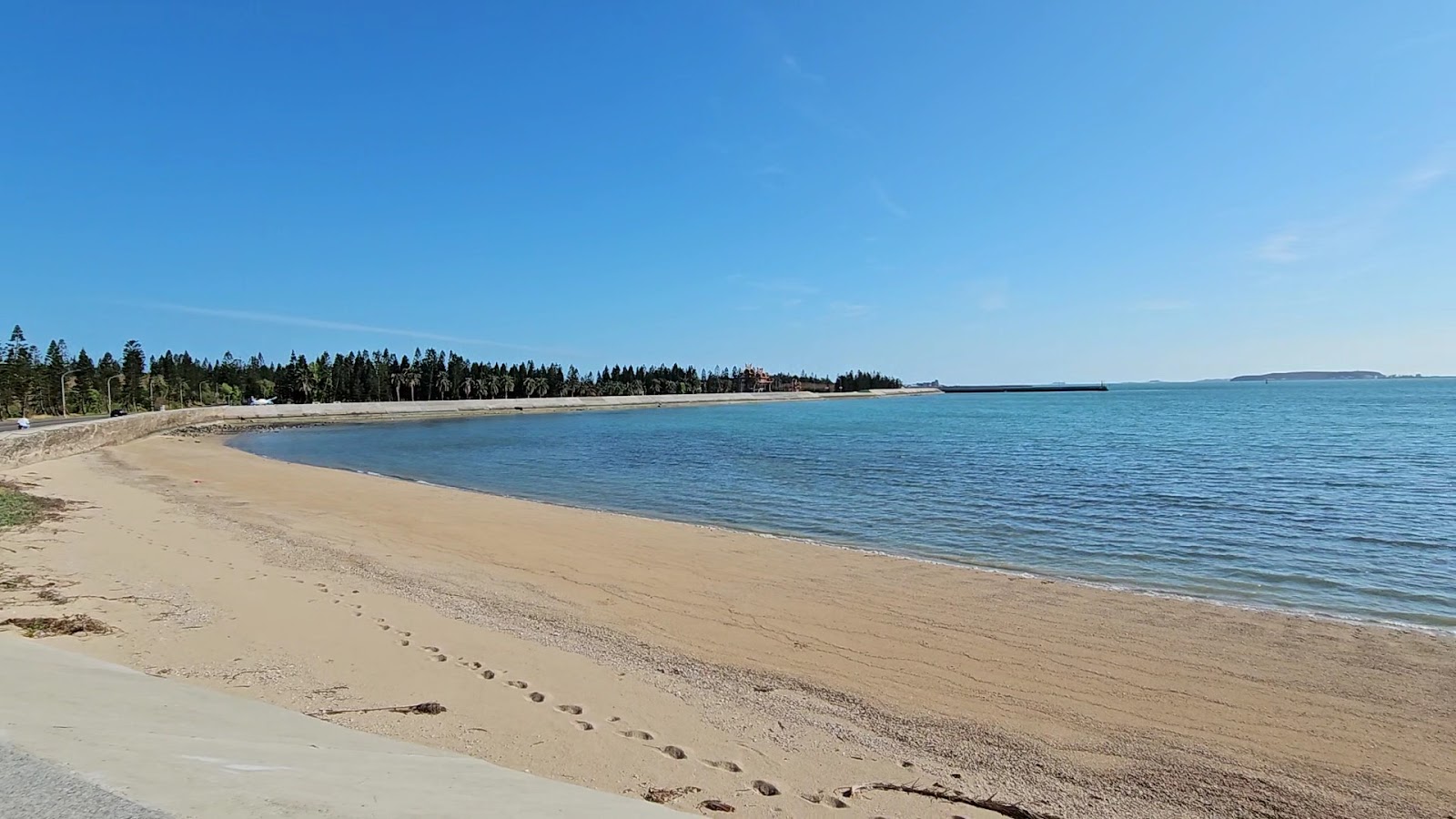 講美海堤公園沙灘與漸層藍綠色海水