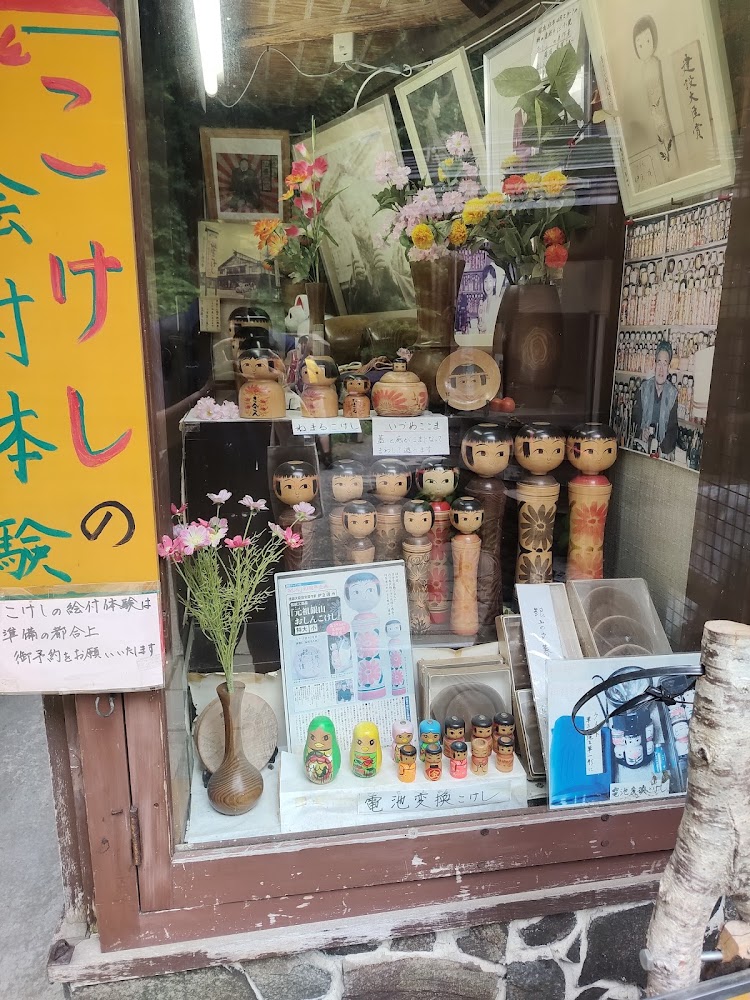 店鋪櫥窗裡展示日本傳統木製娃娃與工藝品