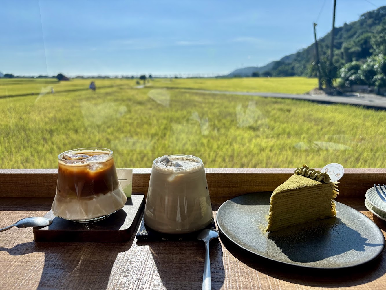 蜜境 MiJing 飲品與抹茶千層蛋糕,背景是金黃稻田