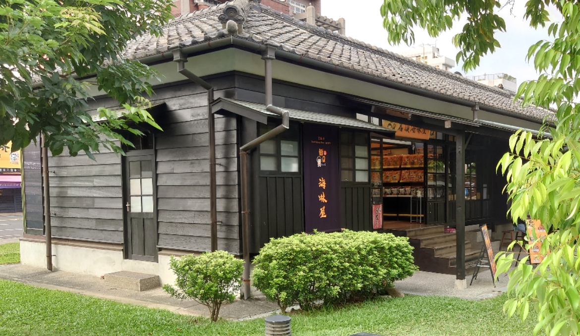 嘉義市黑色日式木造建築與前院草地