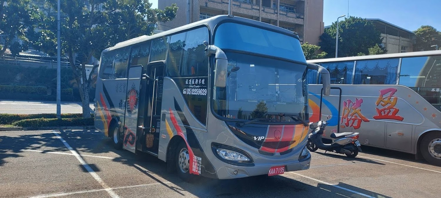 來嘉玩九人座旅遊網遊覽車外觀