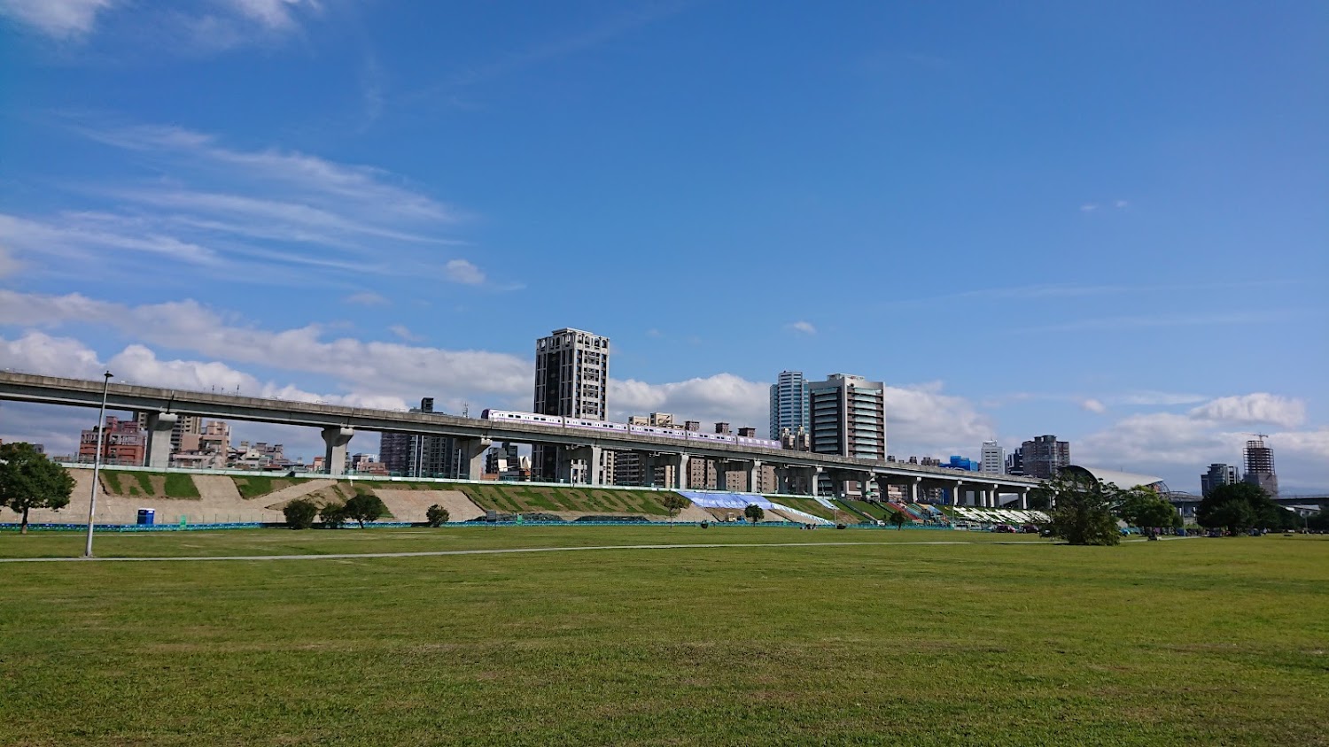 新北市幸福水漾公園大片草地與列車
