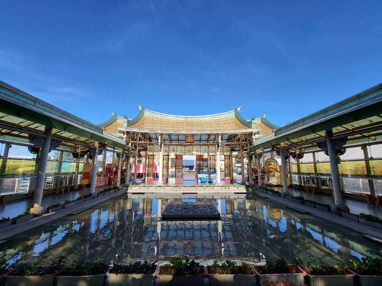 臺灣玻璃館傳統亭台水池景觀