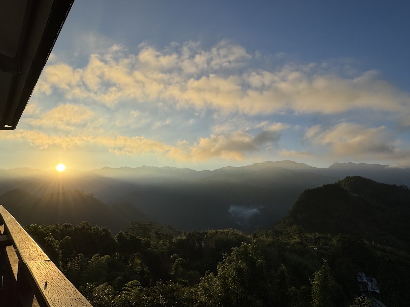 日出時分的山景與欄杆視角