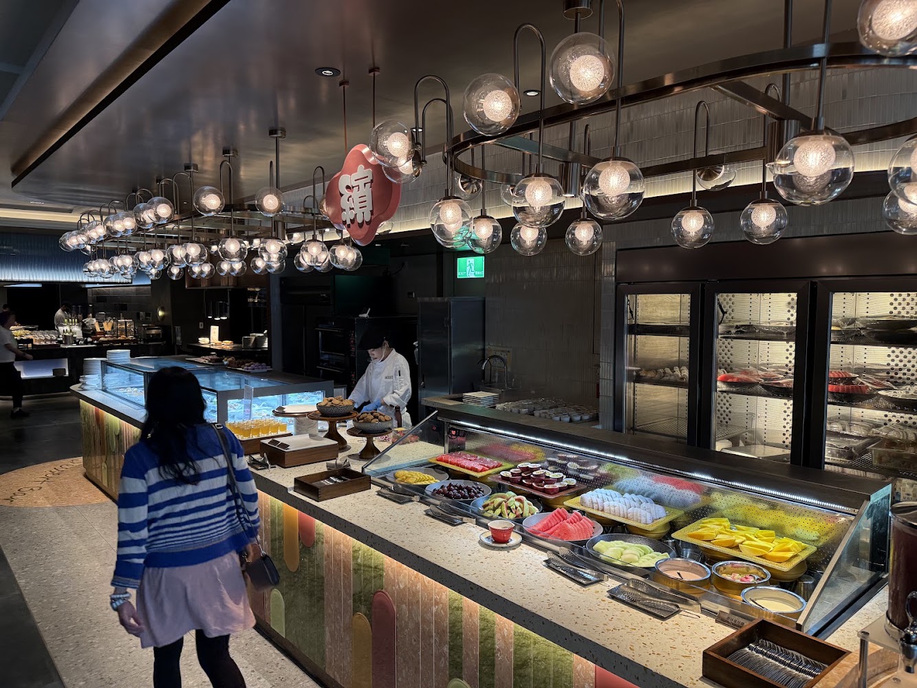 自助餐廳的甜點與水果區