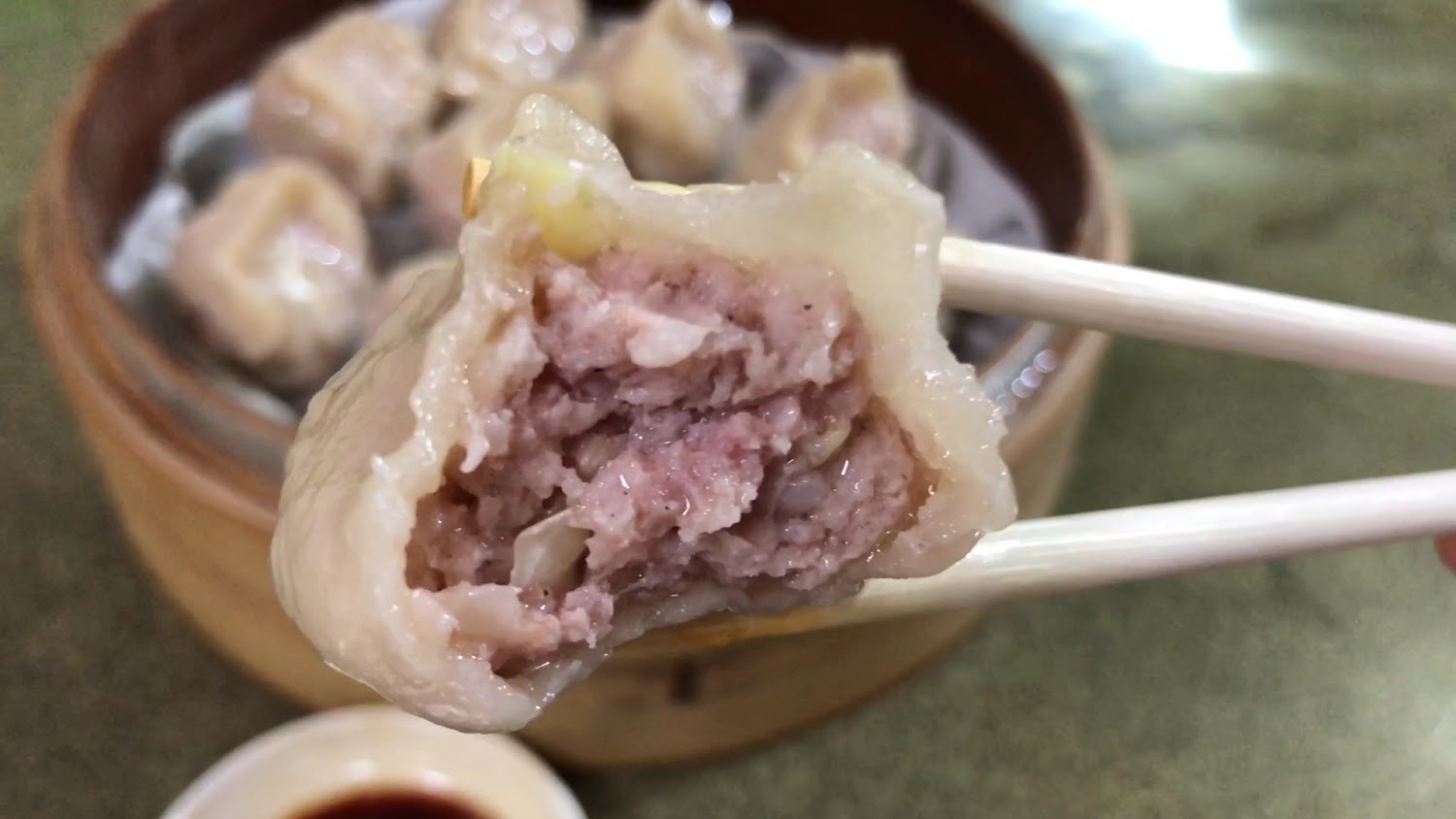 許記蒸餃夾起來內餡多汁