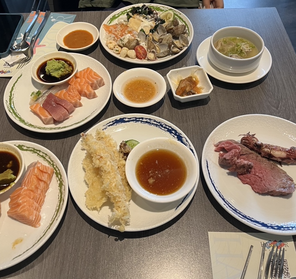 漢來海港高雄漢來店豐盛海鮮與生魚片組合餐盤