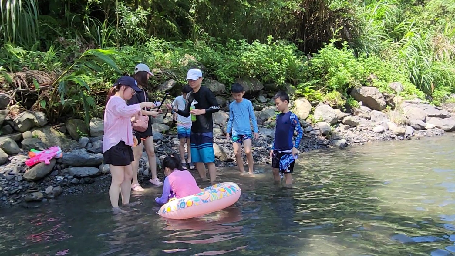 宇內溪溫泉戲水區溪邊親子戲水實景