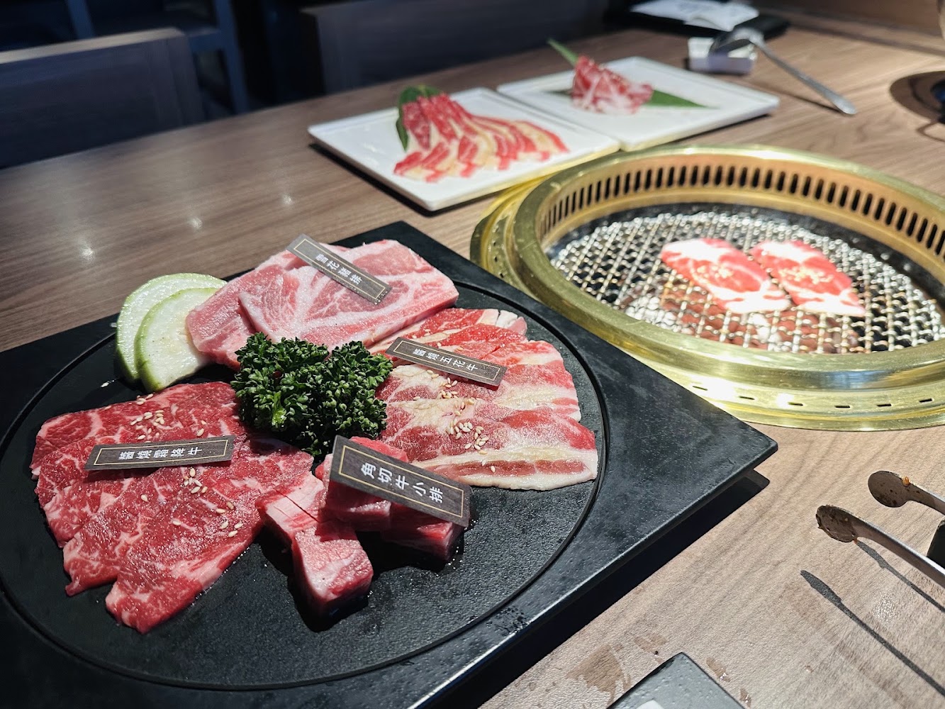 新朝富店桌邊烤肉情境，肉盤與烤爐都很有質感。