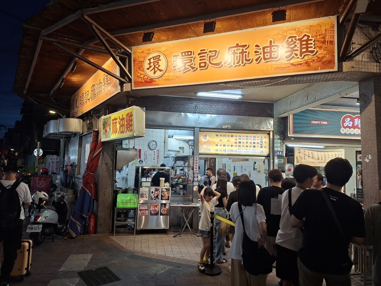 環記麻油雞店面排隊畫面