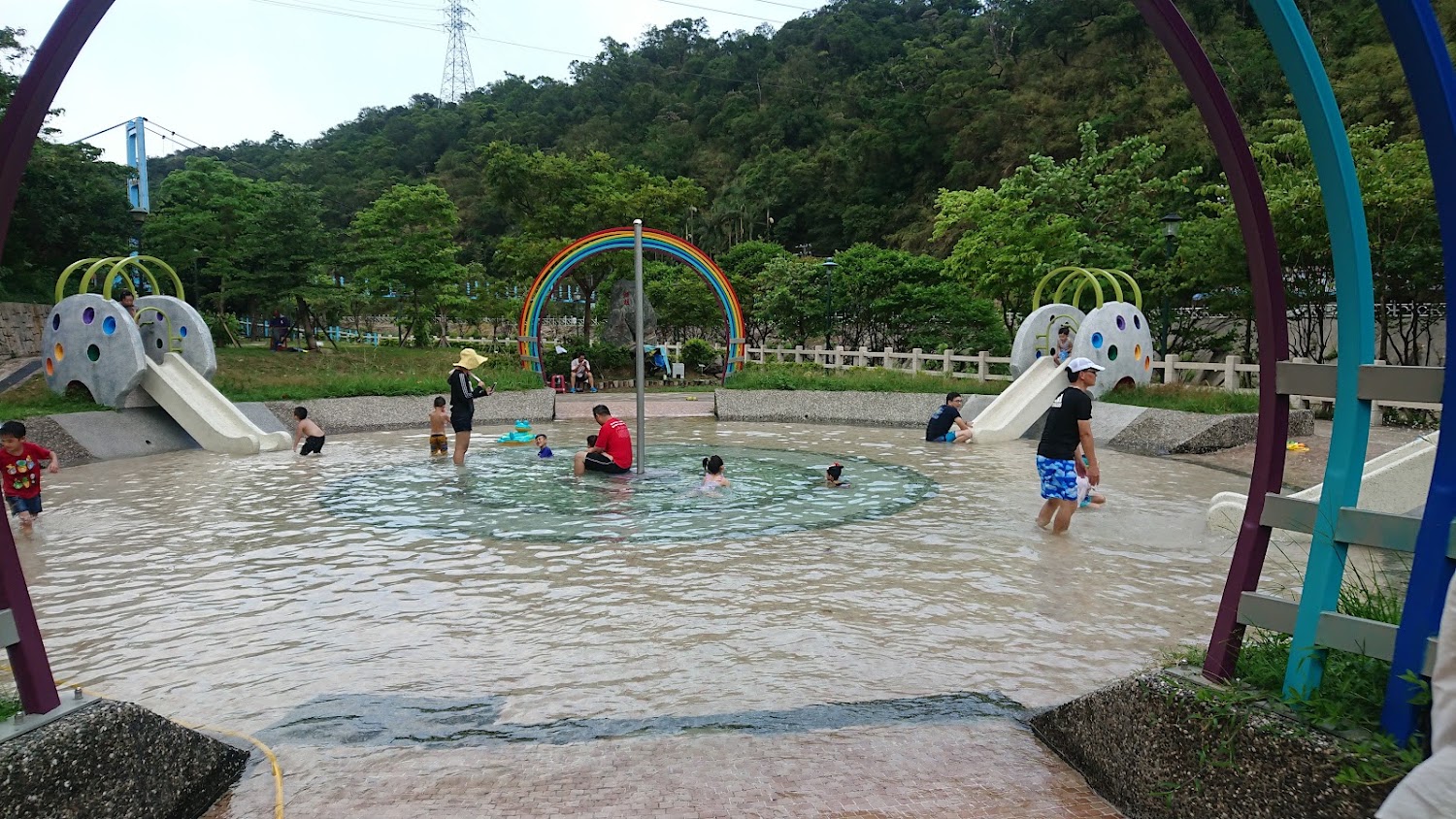 暖暖親水公園親子戲水空間與山景