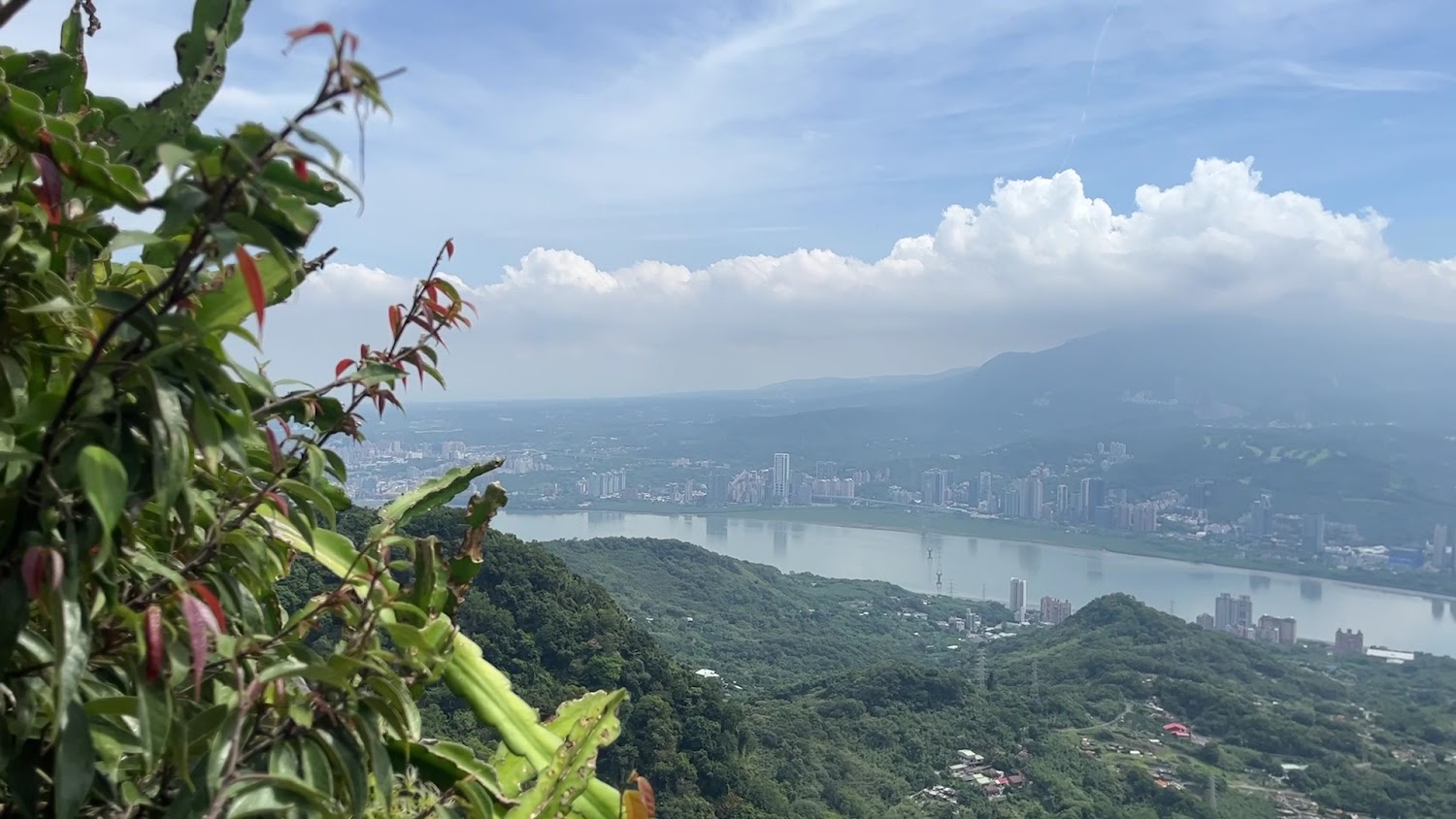 觀音山遠眺河流城市與群山景觀