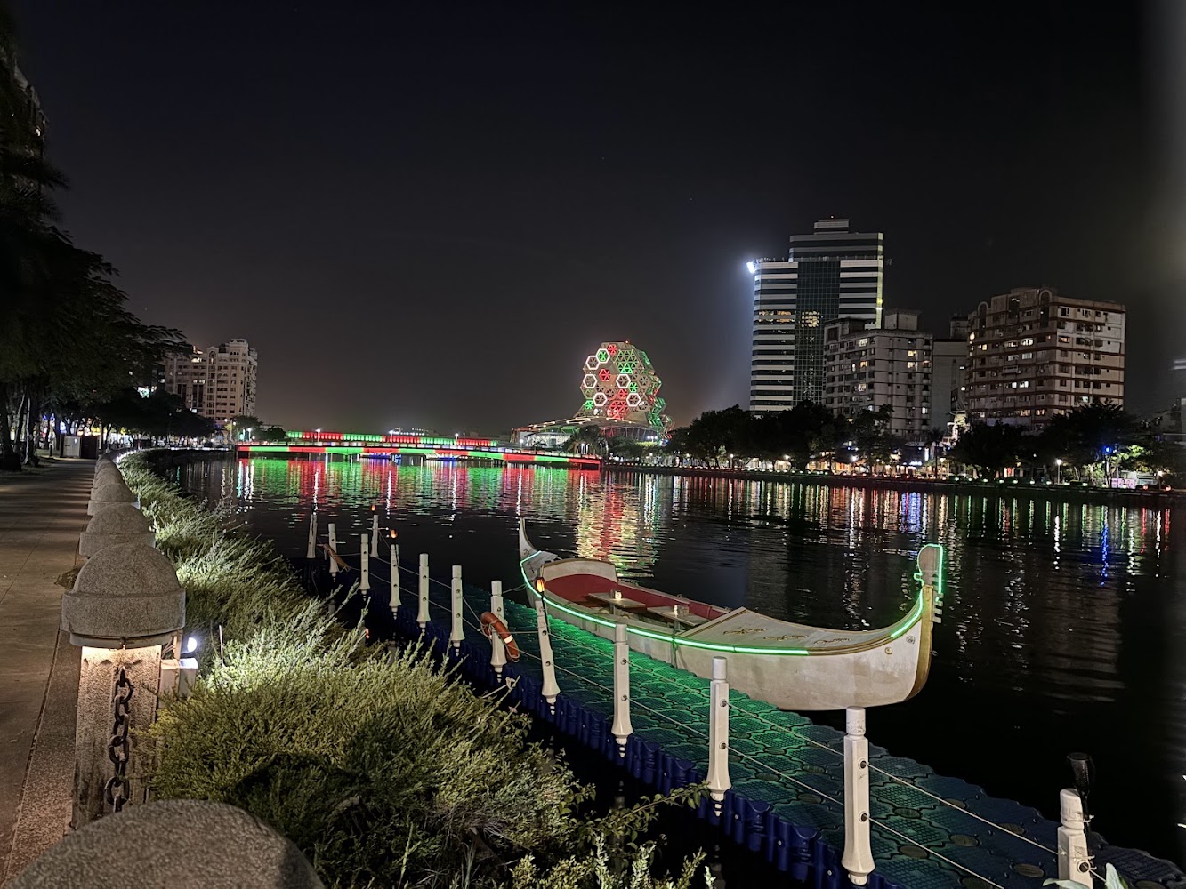 真愛碼頭夜晚步道與河面倒影