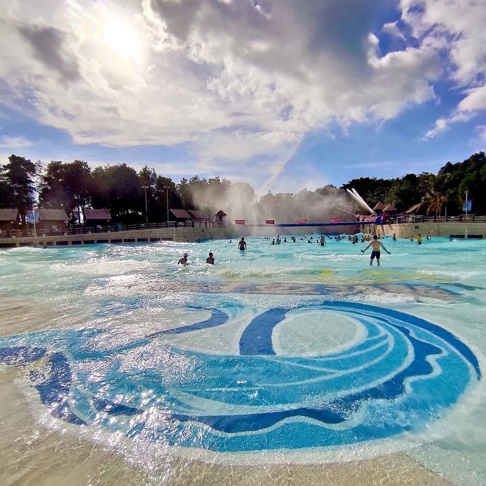 水上樂園大型波浪池與戲水人潮