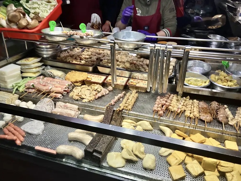 路邊滷味攤多種食材陳列