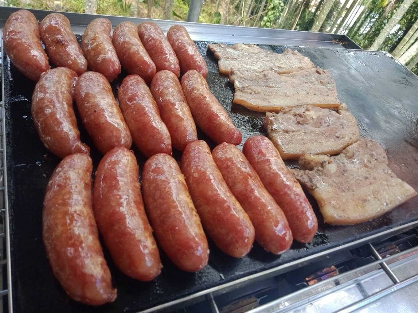 龍坊原味現場煎烤馬告香腸與三層肉,香氣十足