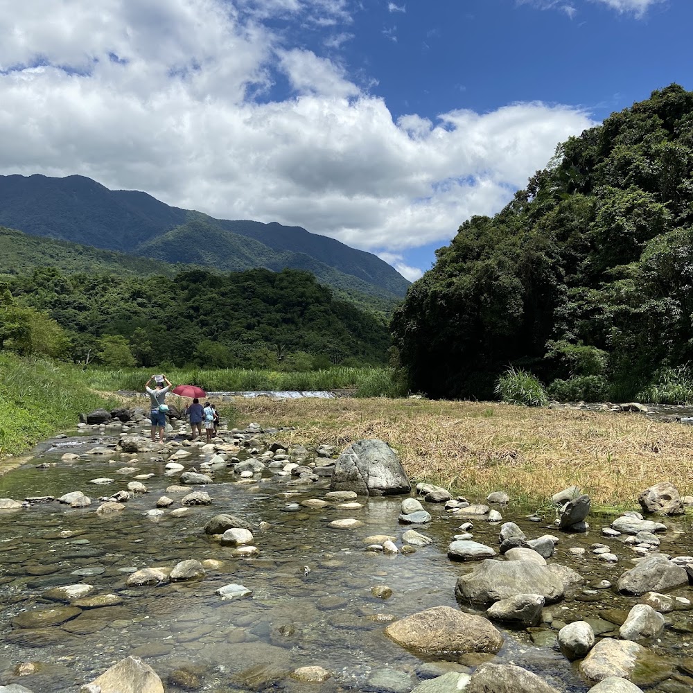 荖溪親水園區溪流河床與山景