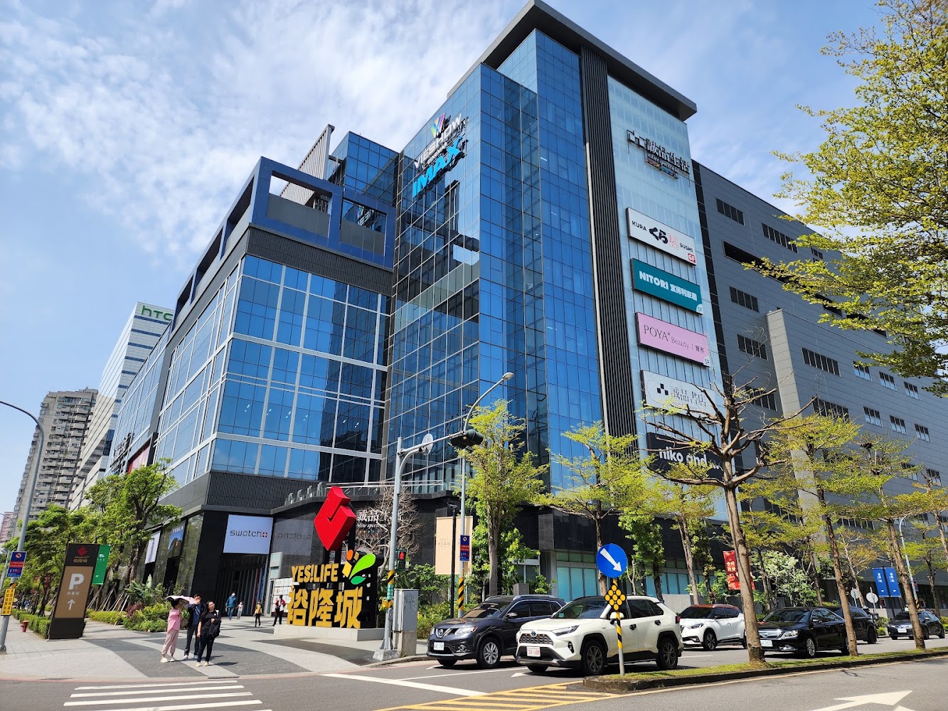 YESLIFE 裕隆城建築外觀與前方車流行人