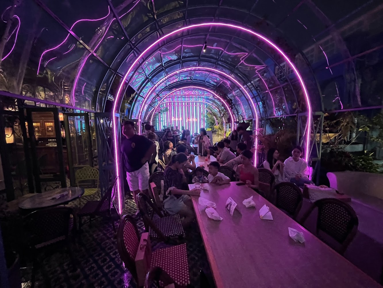 泰悟餐酒館夜間用餐空間