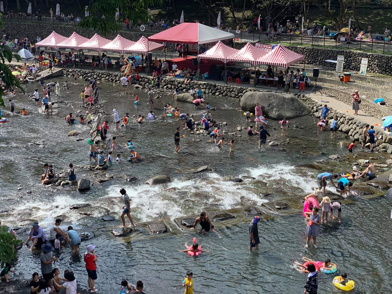 宇內溪溫泉戲水區熱鬧的戲水人潮與溪畔帳篷