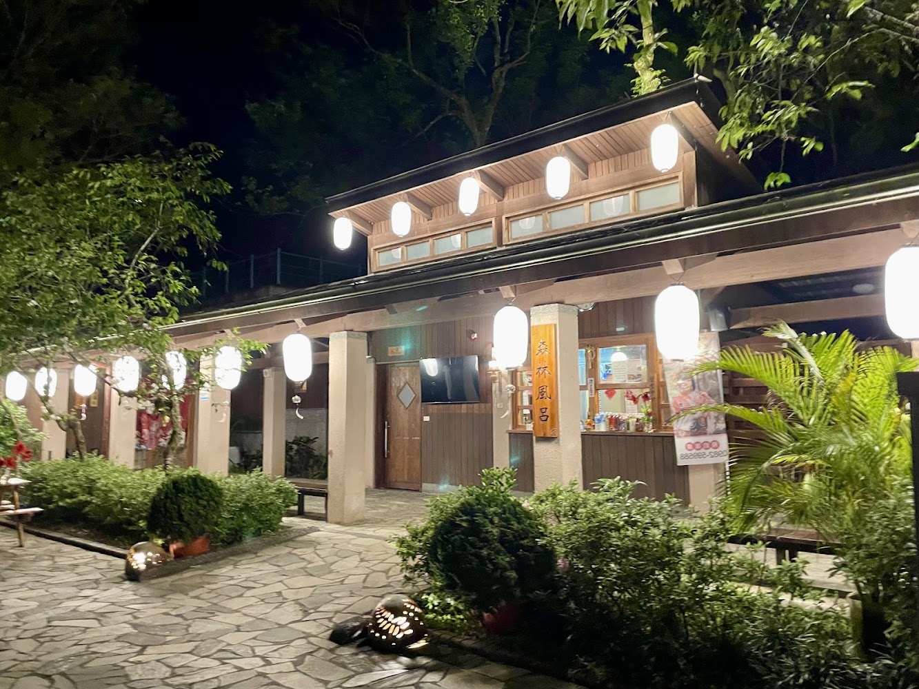 夜晚燈籠高掛的日式建築