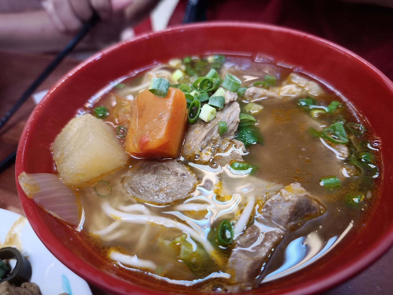 通化老師傅牛肉麵濃郁湯頭與配料
