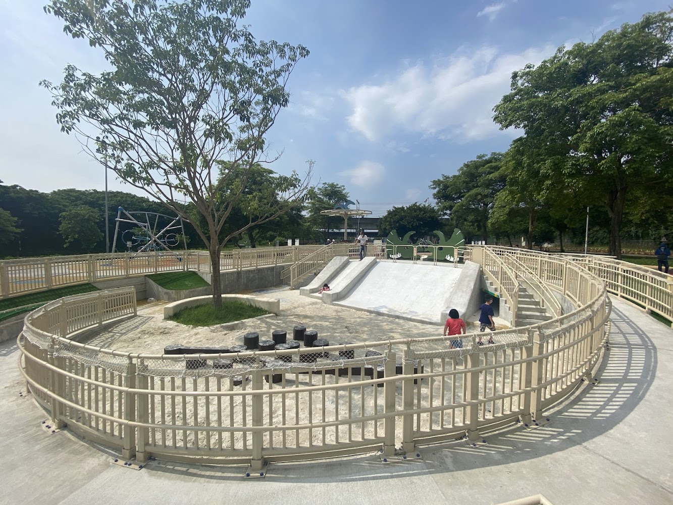 浮洲兒童遊戲場滑梯攀爬與沙坑