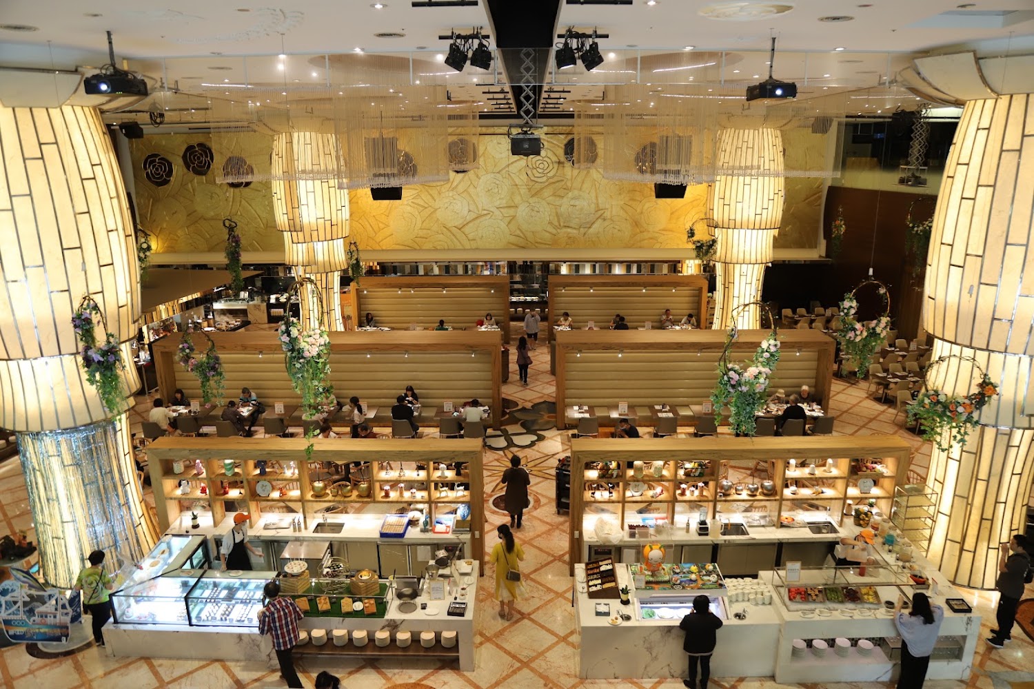 豐 FOOD 海陸百匯的華麗自助餐空間，中央多個取餐區，座位舒適寬敞