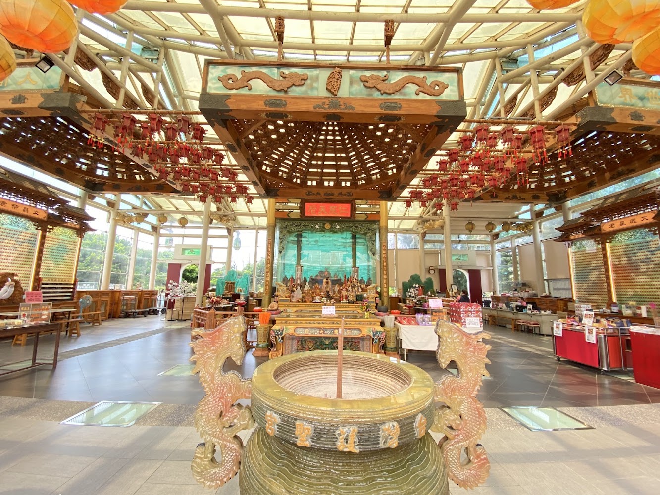 玻璃媽祖廟內部香爐與神像