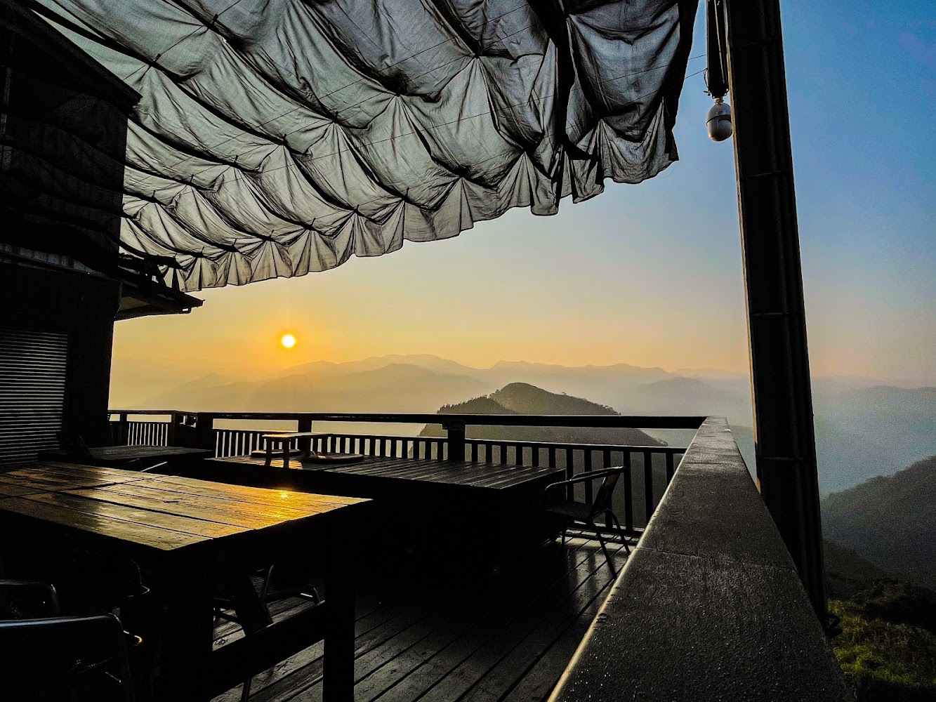 生力農場戶外露台與夕陽山景
