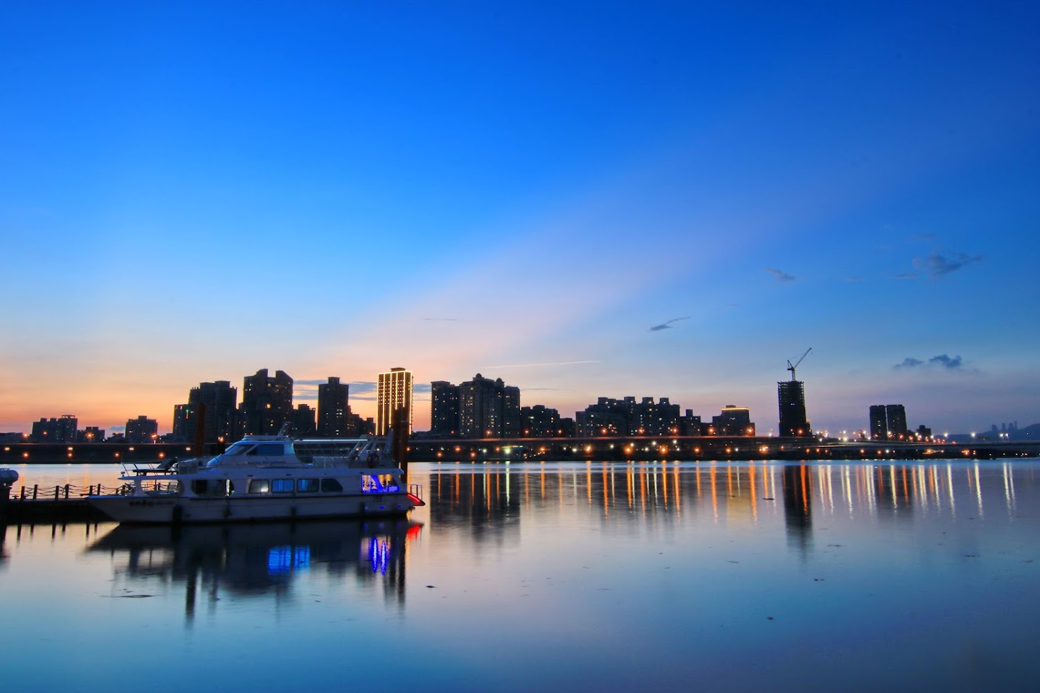 大稻埕碼頭廣場區夕陽與城市河景