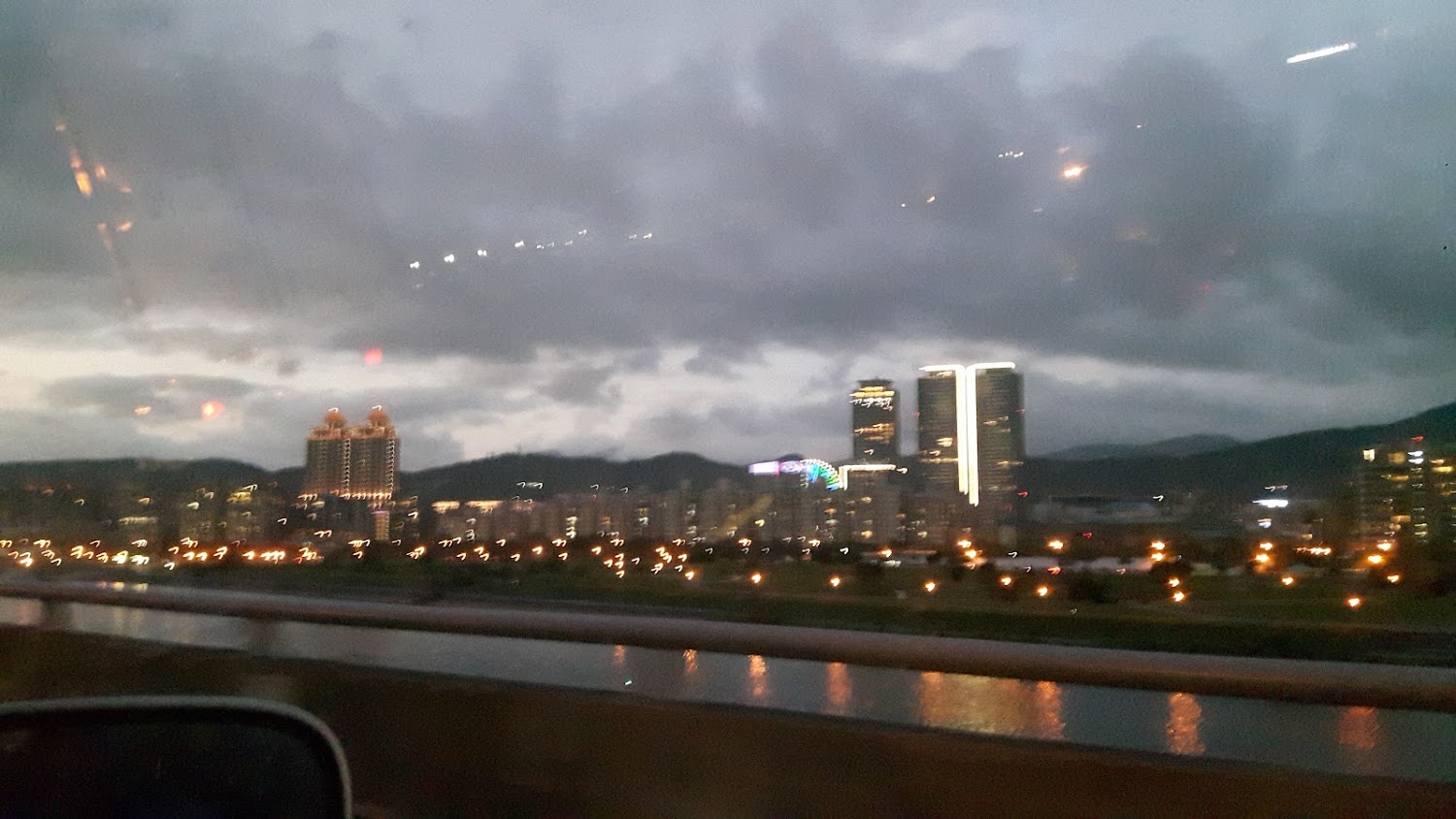 南港夜景與摩天輪河景