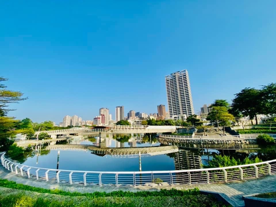 愛河之心水岸步道與城市高樓