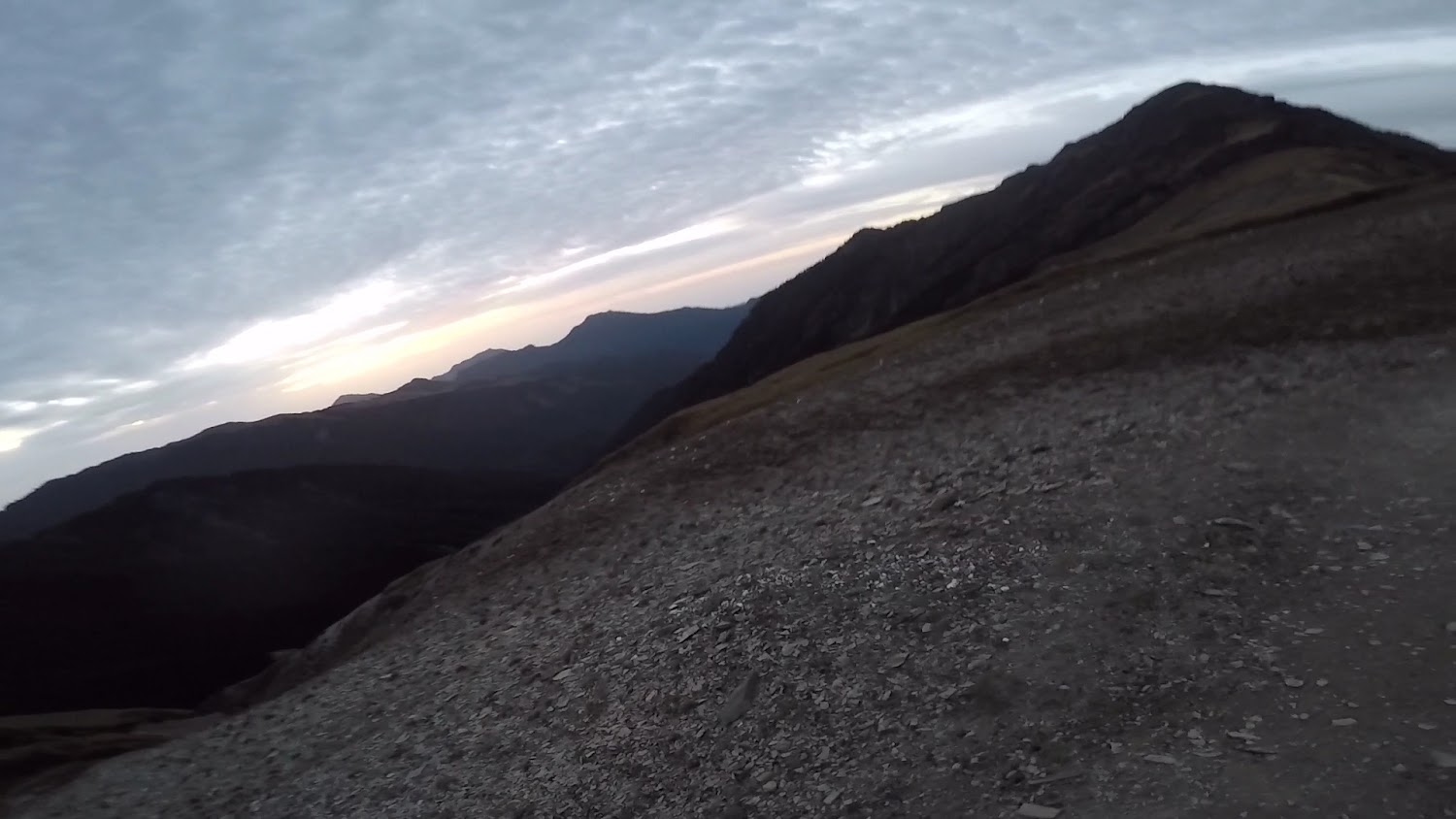多層山脈與雲層的晨昏景色