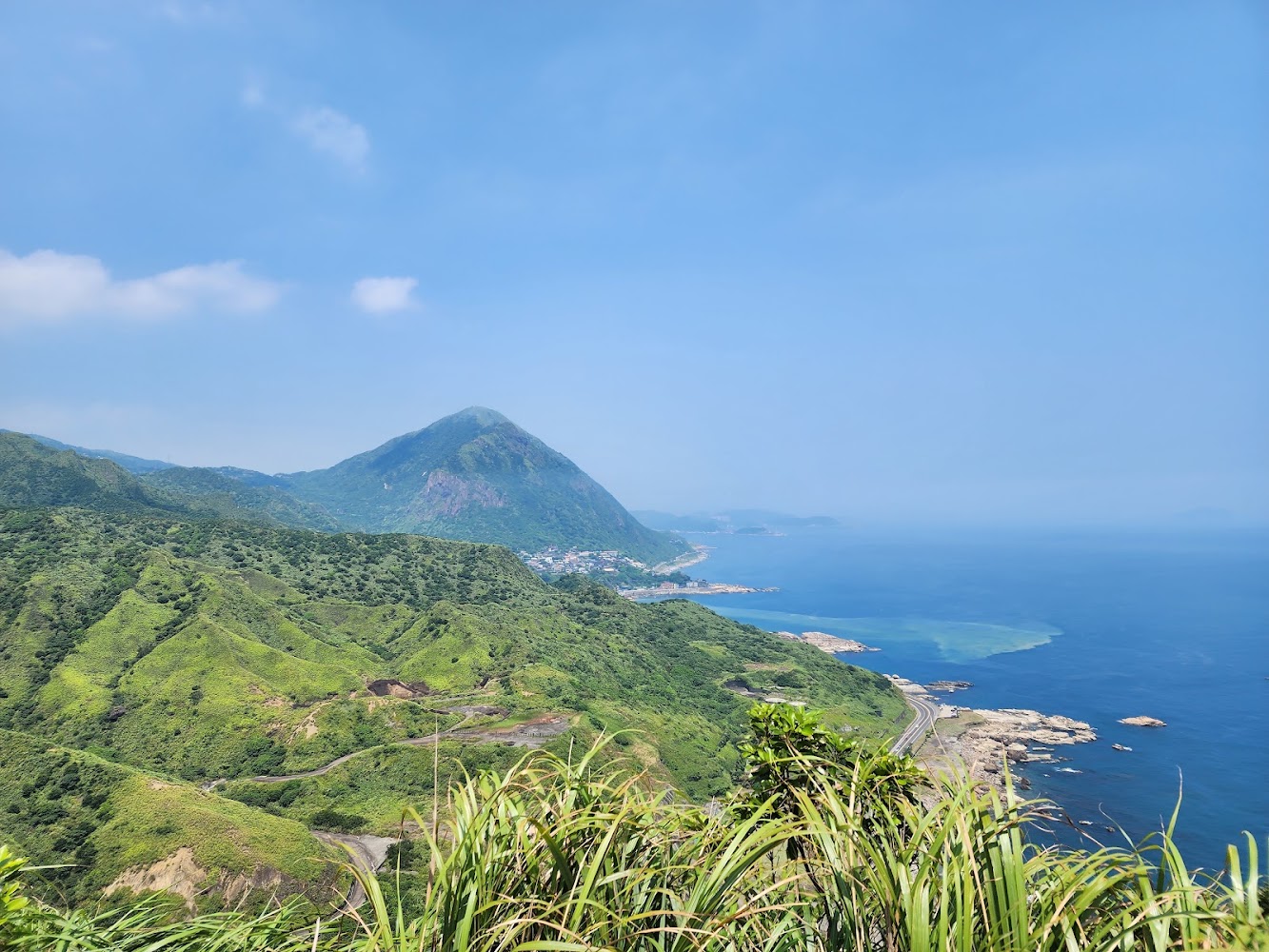 南子吝步道遠望海岸與山脈