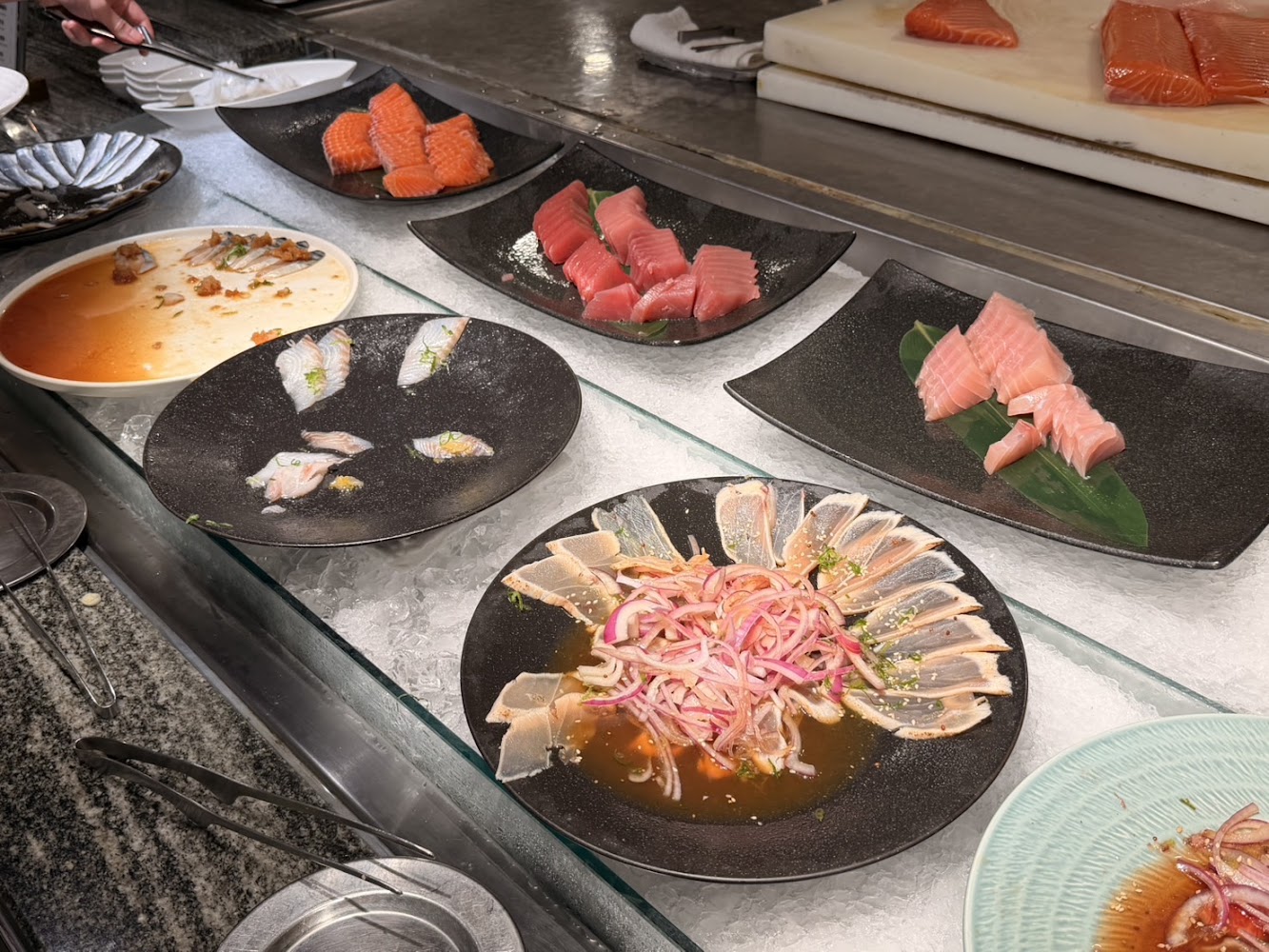 饗食天堂高雄三多店生魚片餐檯