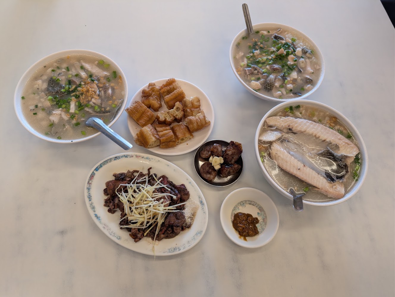 一桌豐盛海鮮粥與小菜