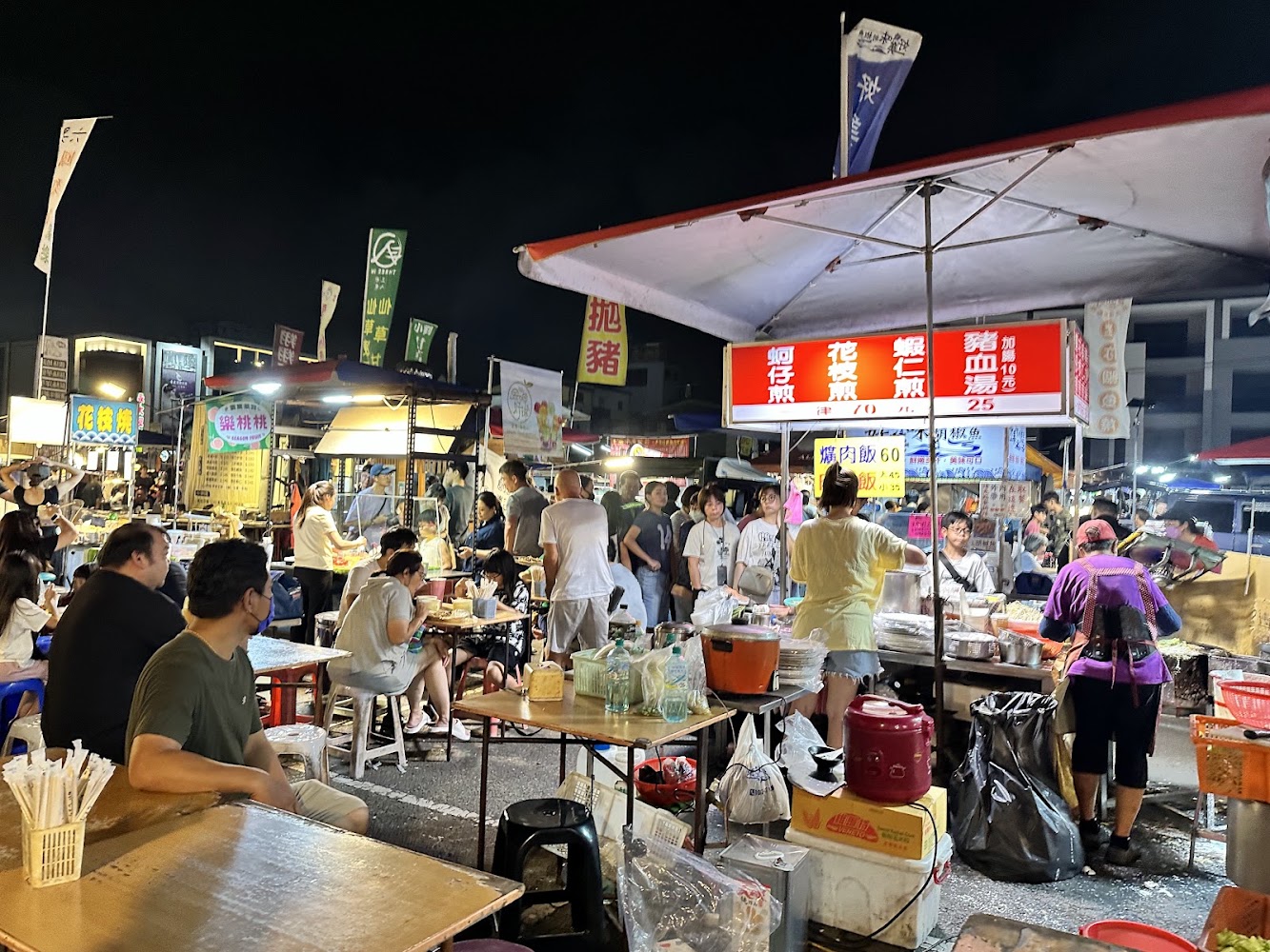 永大夜市熱鬧用餐區與海鮮小吃攤位
