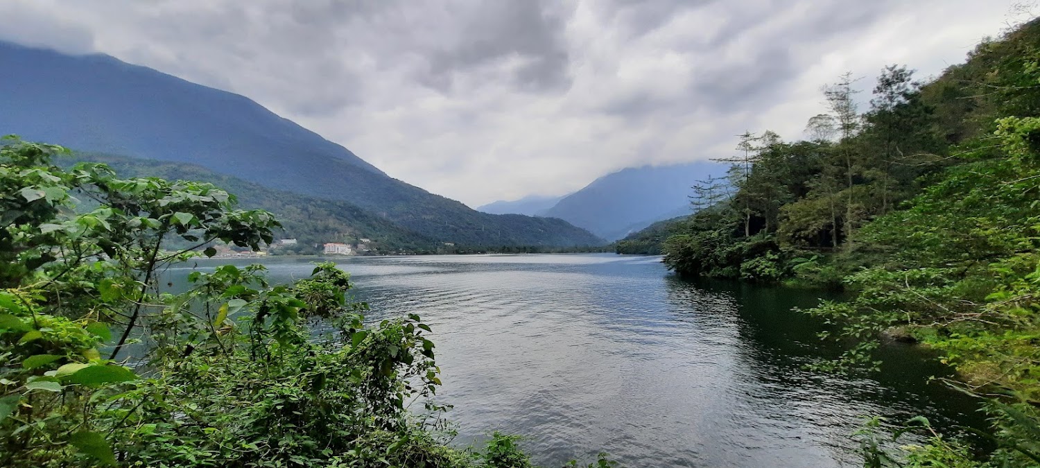 花蓮湖泊與山巒景色，湖面平靜四周綠意盎然