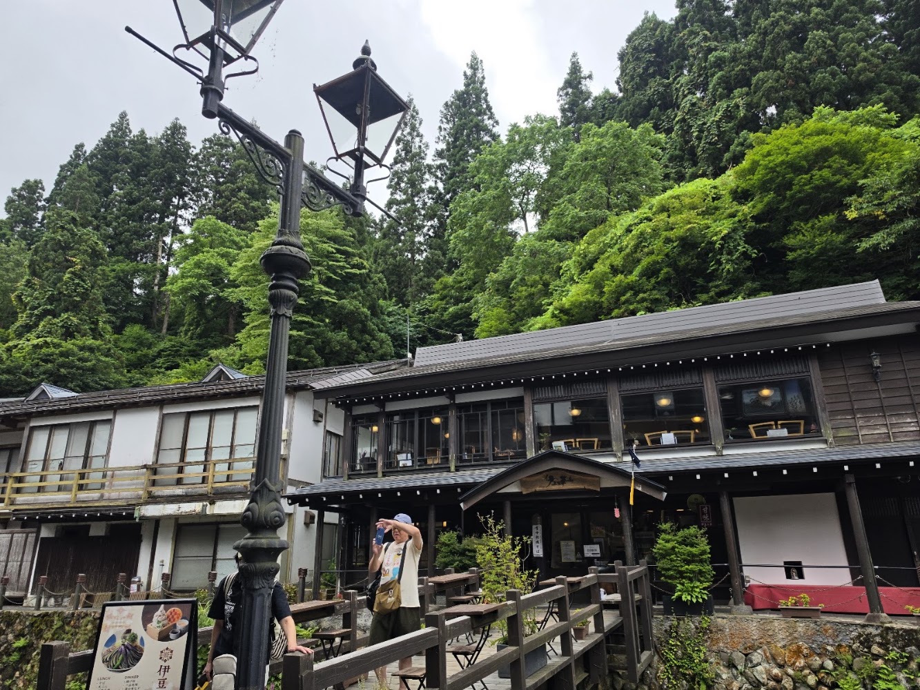 森林旁木造建築與街燈座椅