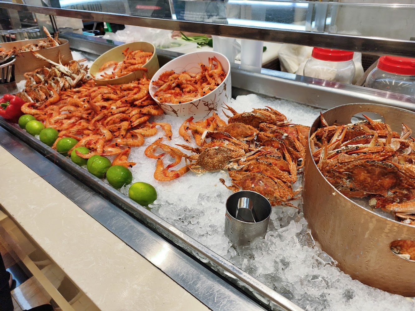 漢來海港台南南紡店大量蝦蟹冰鎮冷盤海鮮區
