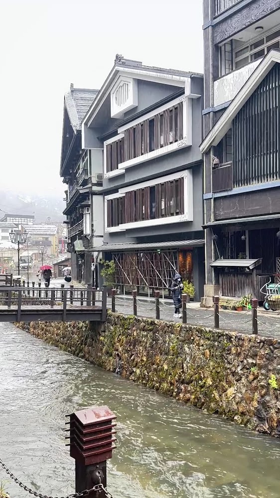 銀山溫泉河道兩側的日式建築與小橋景色