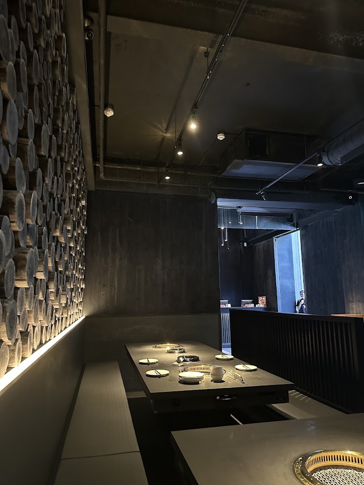 茶六燒肉堂東山店室內座位與圓木牆面設計