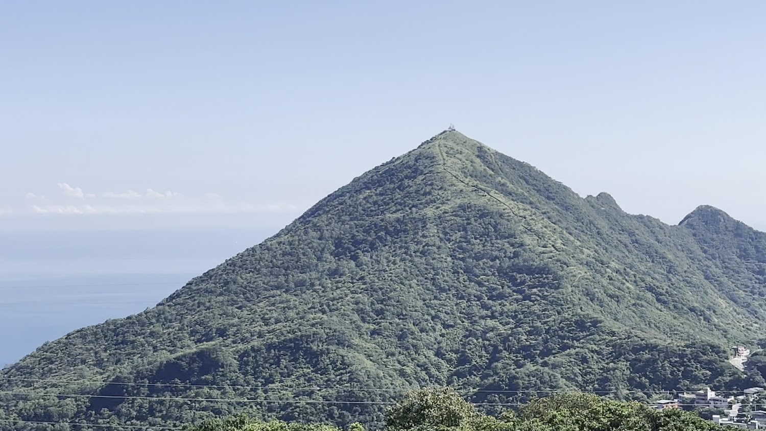 翠綠山峰與海景